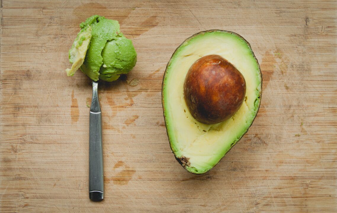 Avokado termasuk dalam menu diet keto kerana kandungan lemak sayuran dan protein yang tinggi. 