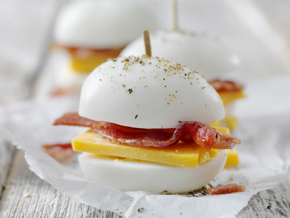 Telur dengan keju dan bacon - makanan ringan yang enak dalam diet diet ketogenik